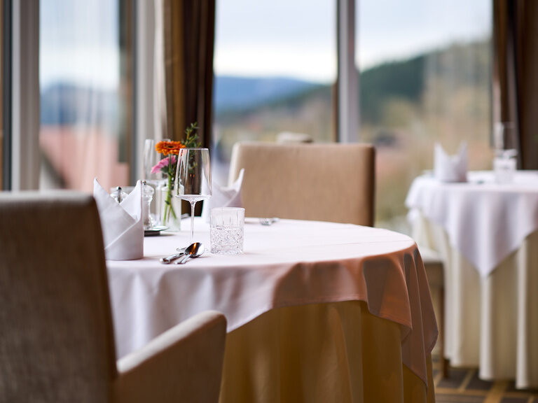 Gedeckter Tisch mit Ausblick im Restaurant des Hotel Oswald im Bayerischen Wald.