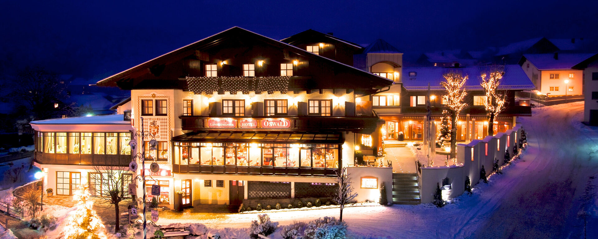 Das Hotel Oswald im Bayerischen Wald präsentiert sich in der kalten Jahreszeit festlich beleuchtet.