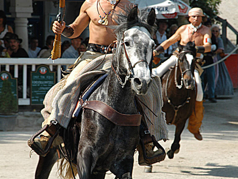 Indianer-Darsteller bei Reitshow in Pullman City im Bayerischen Wald.