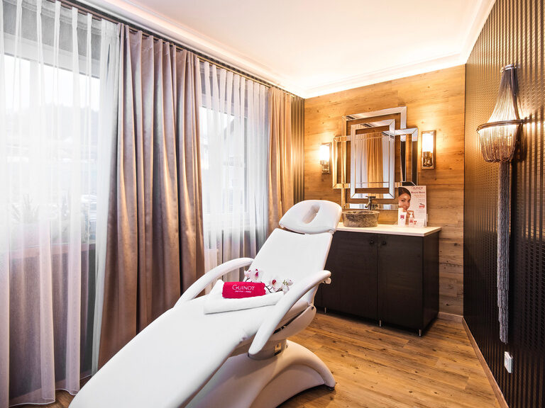 Der stilvolle Kosmetikraum im Wellnesshotel Oswald bietet den perfekten Rahmen für hochwertige Beauty- und Pflegebehandlungen.