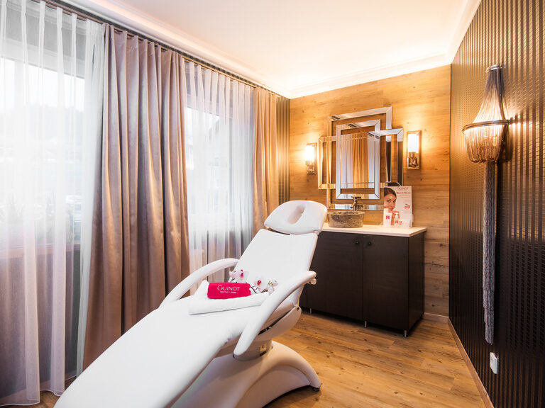 Der stilvolle Kosmetikraum im Wellnesshotel Oswald bietet den perfekten Rahmen für hochwertige Beauty- und Pflegebehandlungen.