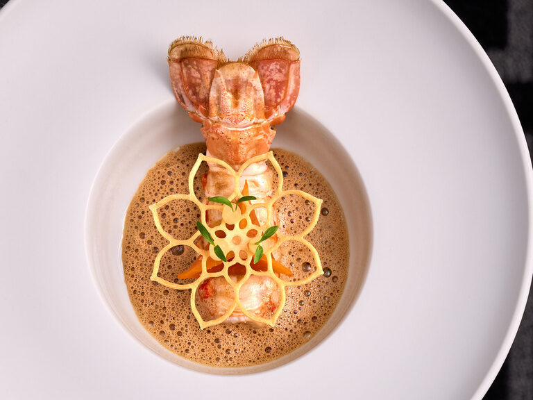 Kunstvoll angerichtetes Gericht in der Gourmetstube vom Hotel Oswald Bayerischer Wald.