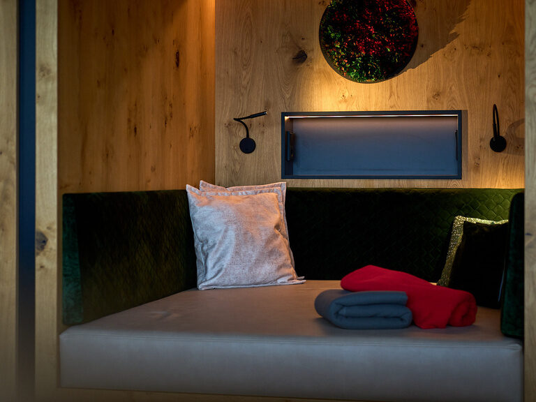 Die gemütliche Kuschelnische im Wellnesshotel Oswald bietet privaten Rückzugsraum für entspannte Wellnessmomente.