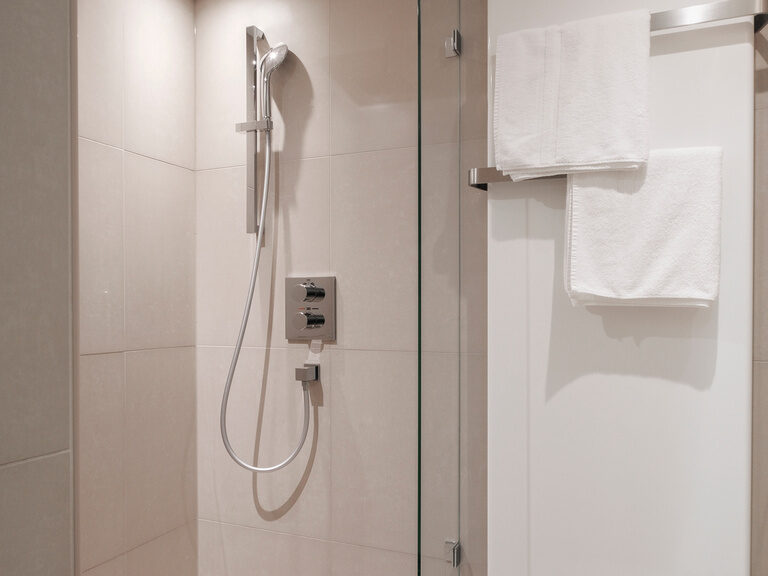Moderne Dusche mit Regenduschkopf in der Kuschelsuite des Hotels Oswald im Bayerischen Wald.