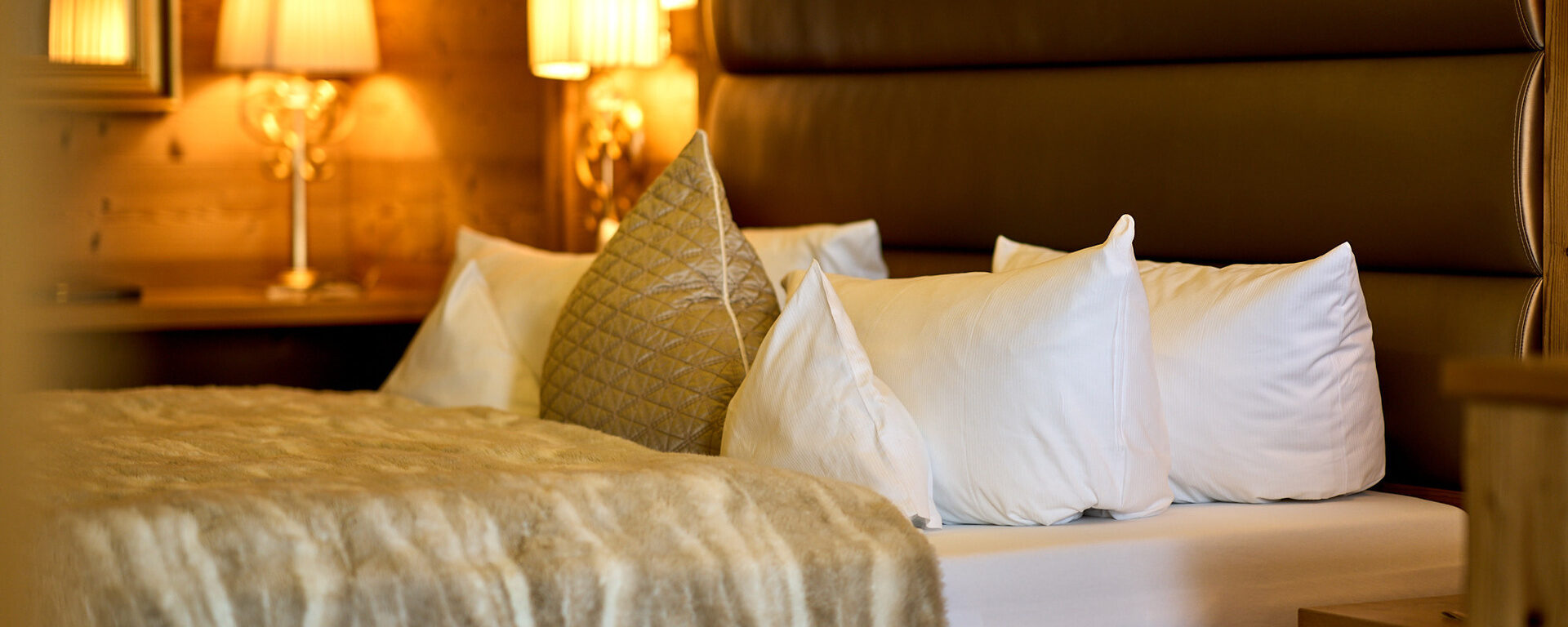 Das gemütlich dekorierte Bett der Kuschelsuite im Wellnesshotel Oswald Bayerischer Wald.