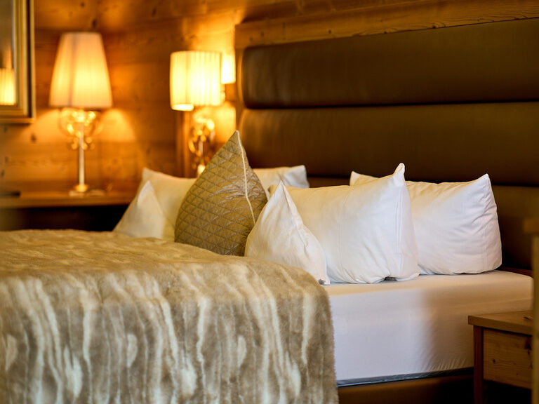 Das gemütlich dekorierte Bett der Kuschelsuite im Wellnesshotel Oswald Bayerischer Wald.