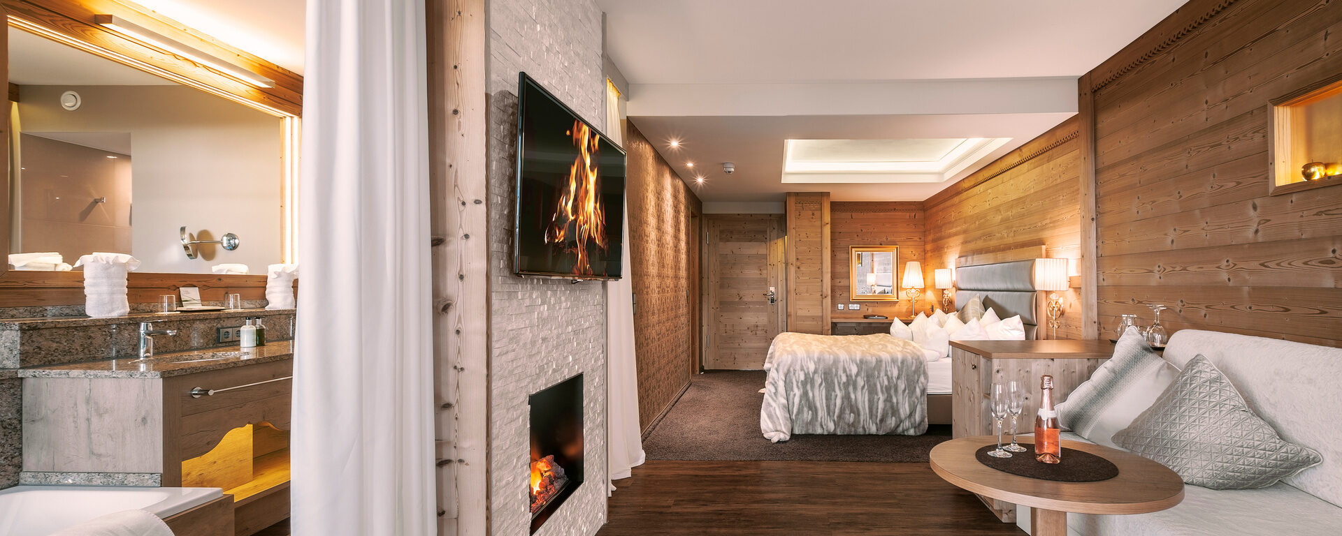 Kuschelsuite im Hotel Oswald mit gemütlicher Sitzecke, Kamin und modernem Design im Bayerischen Wald.