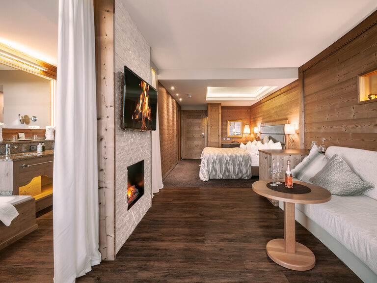 Kuschelsuite im Hotel Oswald mit gemütlicher Sitzecke, Kamin und modernem Design im Bayerischen Wald.