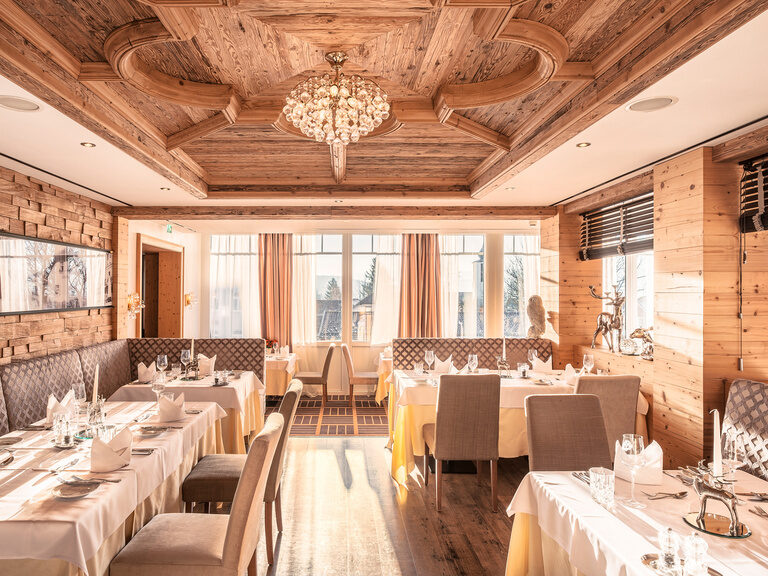 Die Mariastube, ein rustikales Raustaurant mit hochwertiger Holzausstattung und edlem Kronleuchter.