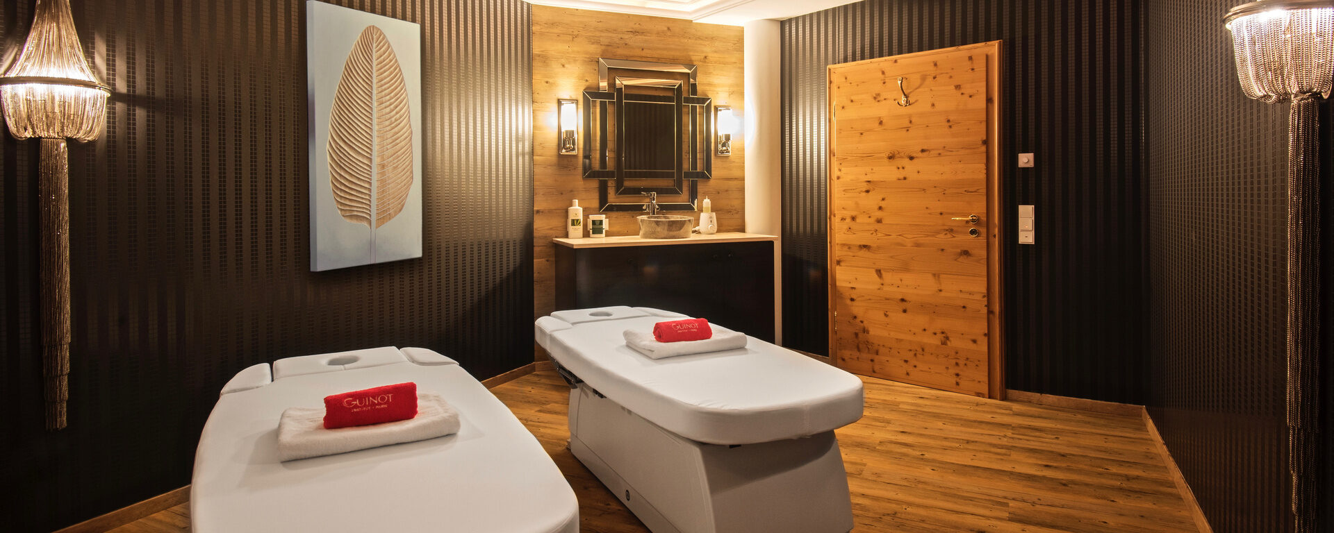 Der stilvolle Behandlungsraum im Wellnesshotel Oswald ermöglicht entspannende Massagen in exklusiver Atmosphäre.