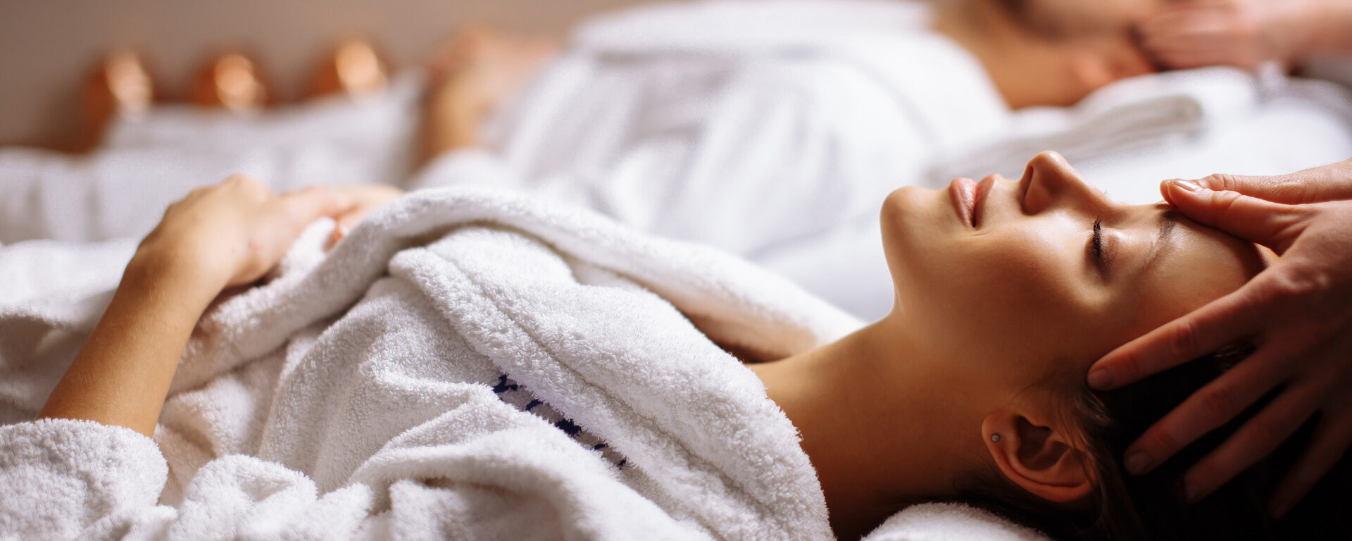 Die entspannende Partnermassage im Wellnesshotel Oswald schafft gemeinsame Wohlfühlmomente im Spa-Bereich.