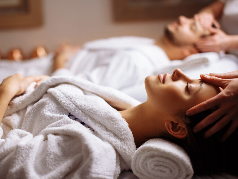 Die entspannende Partnermassage im Wellnesshotel Oswald schafft gemeinsame Wohlfühlmomente im Spa-Bereich.