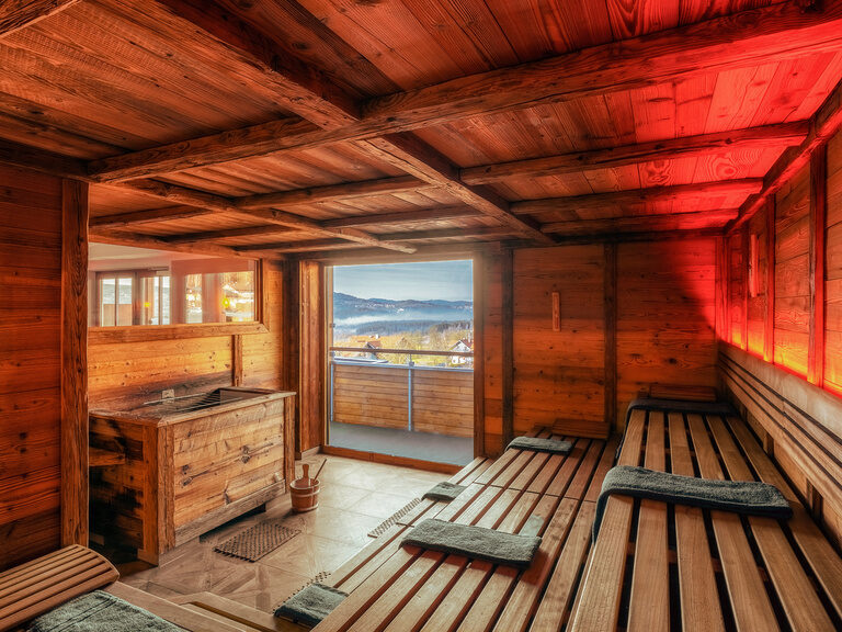 Die Panoramasauna im Wellnesshotel Oswald umgeben von naturbelassenem Holz und inklusive Ausblick in den Bayerischen Wald.