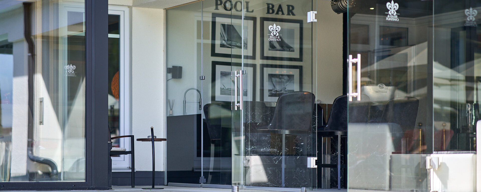 Die exklusive Pool Bar im Hotel Oswald bietet Erfrischungen und Cocktails in stilvollem Ambiente direkt am Infinity Pool.