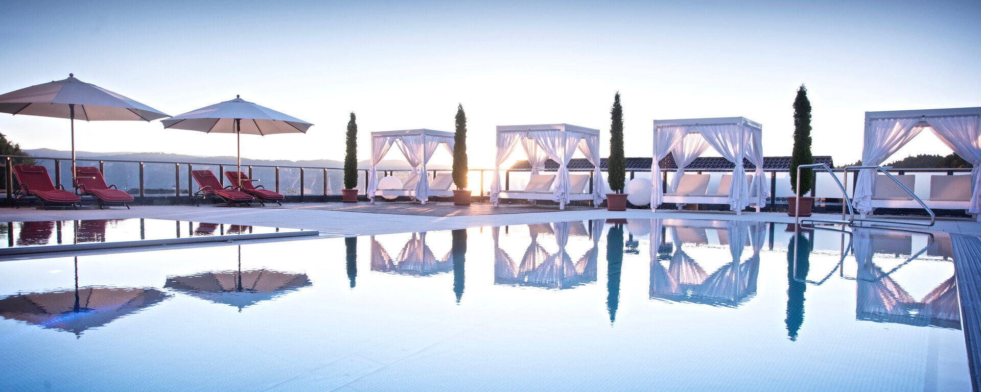 wellnesshotel bayerischer Wald Liegen am Pool mit Traumhafter Aussicht