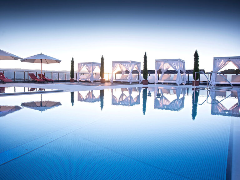 wellnesshotel bayerischer Wald Liegen am Pool mit Traumhafter Aussicht