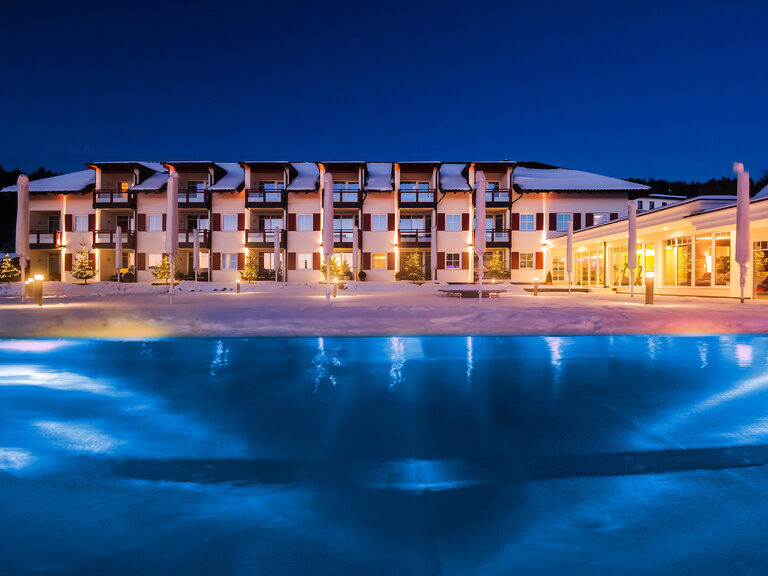 wellnesshotel bayerischer Wald Liegen am Pool mit Traumhafter Aussicht