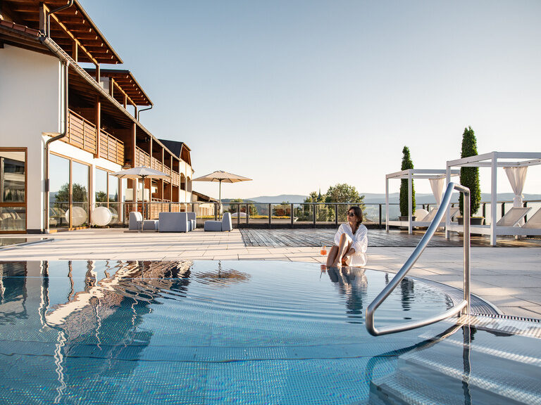 wellnesshotel bayerischer Wald Liegen am Pool mit Traumhafter Aussicht