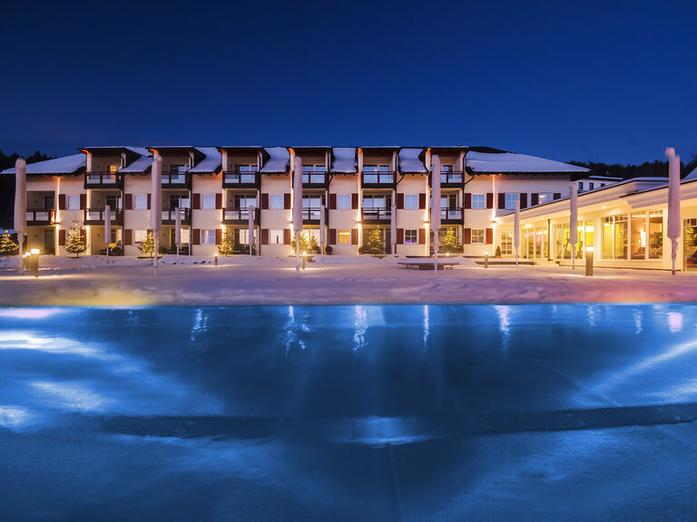 wellnesshotel bayerischer Wald Liegen am Pool mit Traumhafter Aussicht