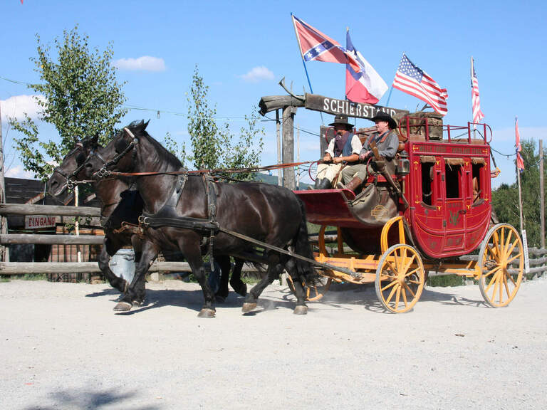 Historische Postkutsche mit Pferden in Pullman City im Bayerischen Wald.