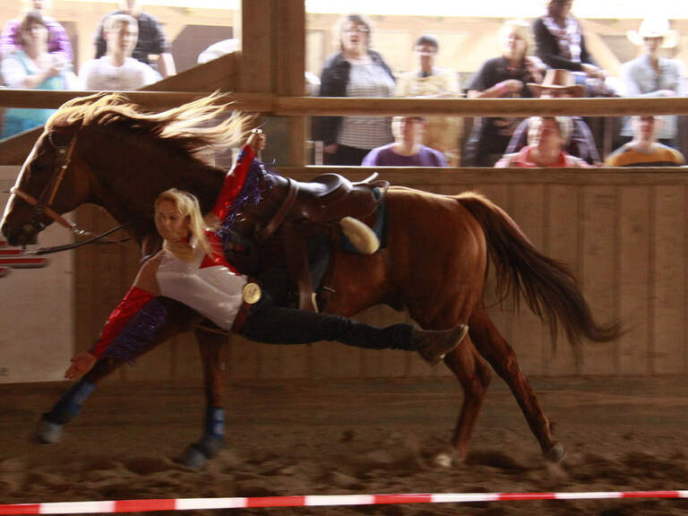 Akrobatin bei Reitshow in der Pullman City Westernstadt im Bayerischen Wald.