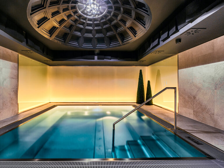 Unser Neuer Relaxpool in der Salzwelt mit stilvoller Kuppeldecke und stimmungsvoller Beleuchtung im Wellnesshotel Oswald.