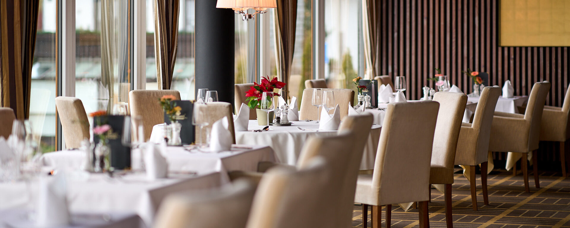 Das Restaurant im Hotel Oswald ist ein großzügiger, lichtdurchfluteter Speiseraum mit stilvoller Einrichtung und hochwertig gedeckten Tischen.