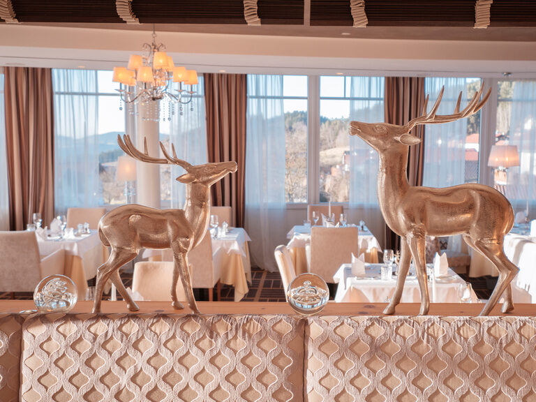Eleganter Restaurantbereich mit Panoramafenstern im Hotel Oswald Bayerischer Wald.