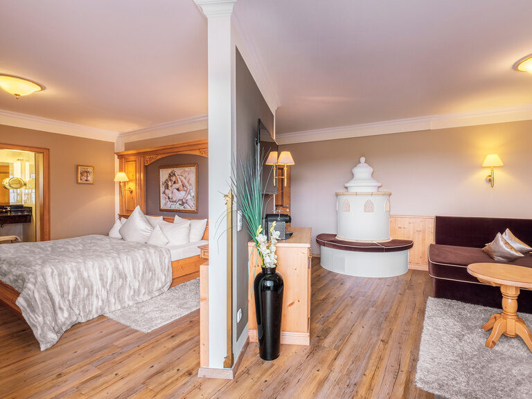 Blick auf die Romantiksuite im Hotel Oswald Bayerischer Wald mit Wohn- und Schlafbereich, ideal für romantische Auszeiten.