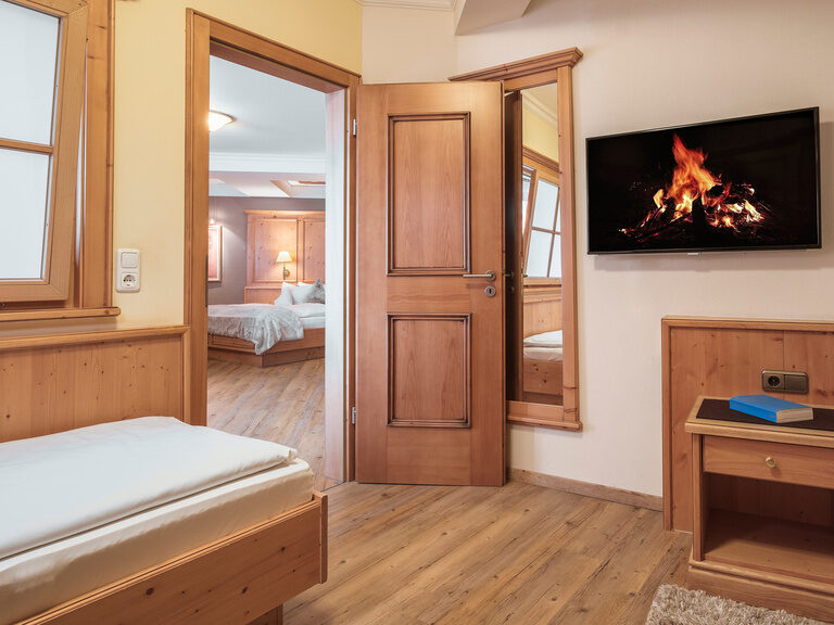Die Romantiksuite Plus im Hotel Oswald im Bayerischen Wald bietet behagliche Rückzugsmöglichkeiten für die ganze Familie.