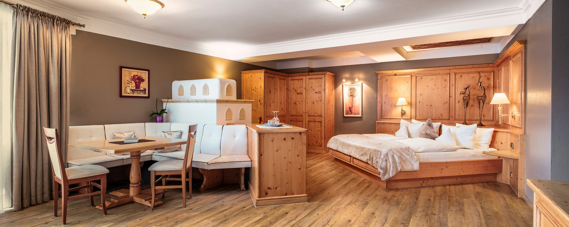 Die großzügige Romantiksuite Plus im Wellnesshotel Oswald im Bayerischen Wald kombiniert edle Holzelemente mit modernem Komfort.