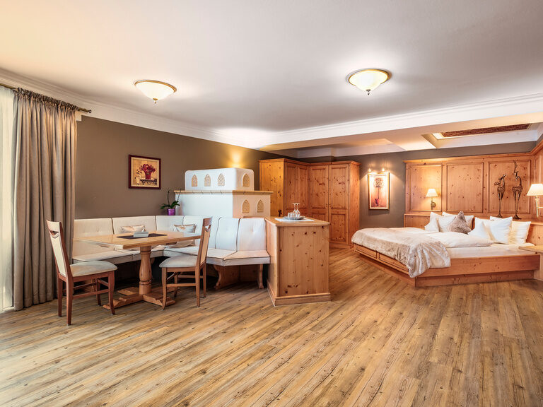 Die großzügige Romantiksuite Plus im Wellnesshotel Oswald im Bayerischen Wald kombiniert edle Holzelemente mit modernem Komfort.