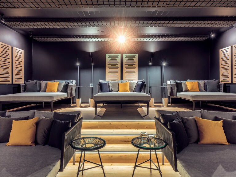 Das SPA Atrium ist ein elegant eingerichteter Ruheraum mit frischer Bayerwaldluft im Wellnesshotel Oswald.