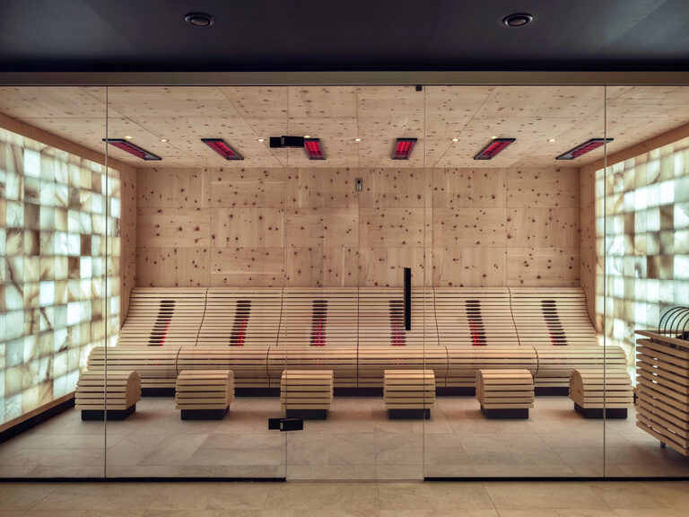 Salzinhalation & Infrarot-Sauna mit Holzliegen und Holzverkleidung aus Zirbenholz mit Infrarotlicht im Wellnesshotel Oswald.