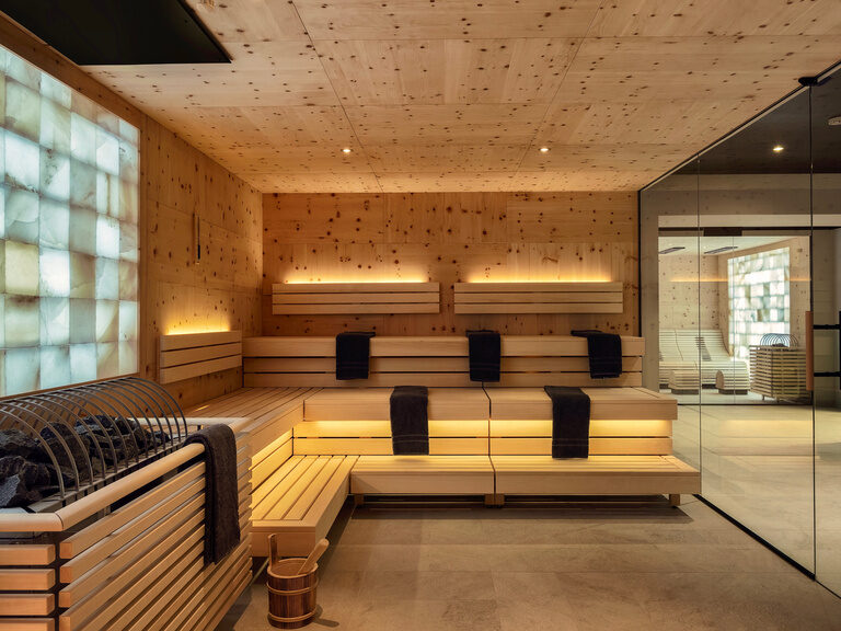 Die Salzsauna im Wellnesshotel Oswald bietet ein modernes Design aus Zirbenholz.