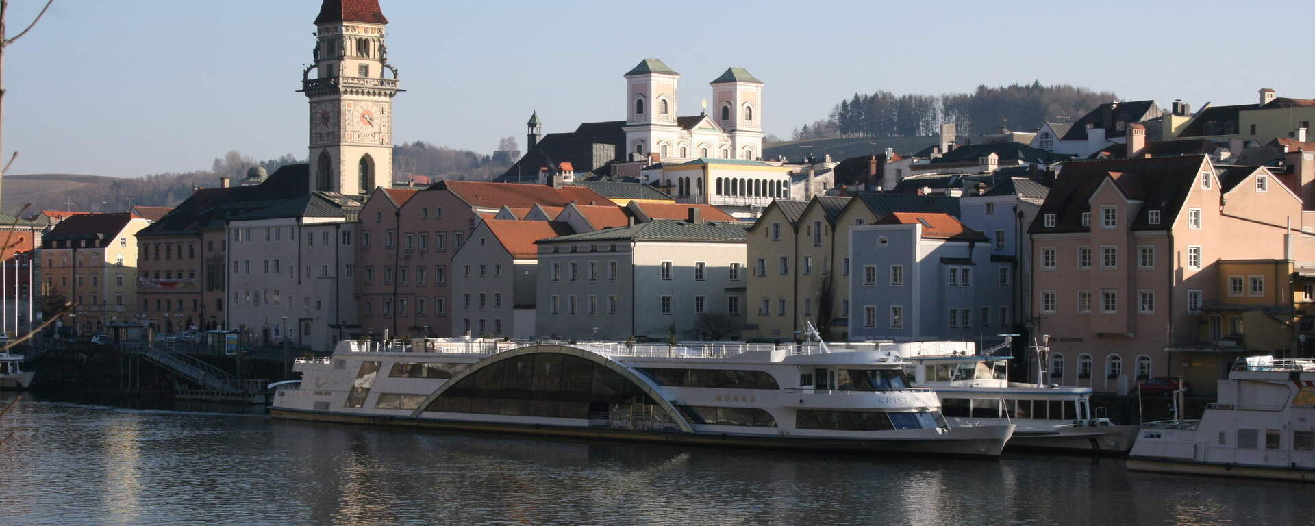 Passagierschiff vor der Altstadt von Passau mit Blick auf das Dreiflüsseeck.
