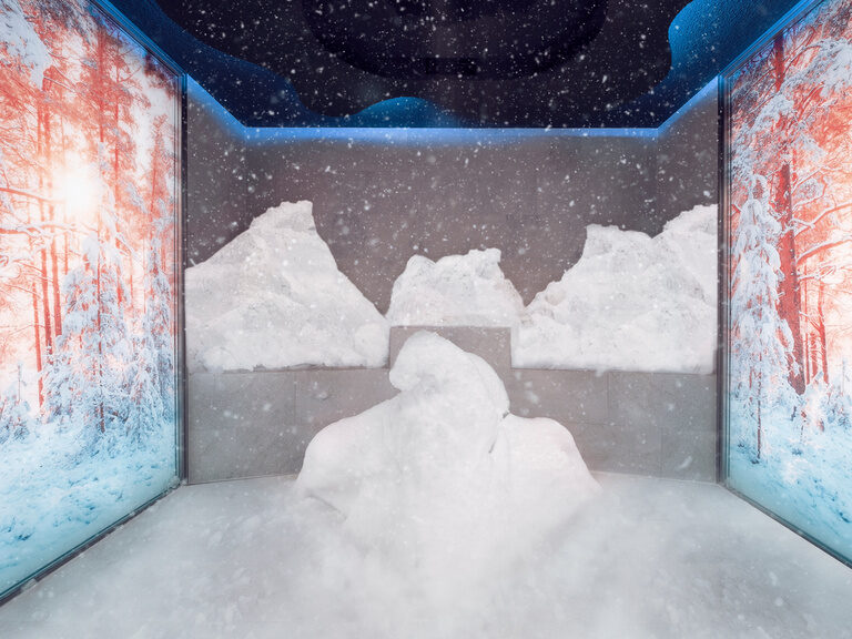 Exklusive Schneegrotte im Hotel Oswald mit echtem Pulverschnee, arktischer Atmosphäre und wohltuender Abkühlung.