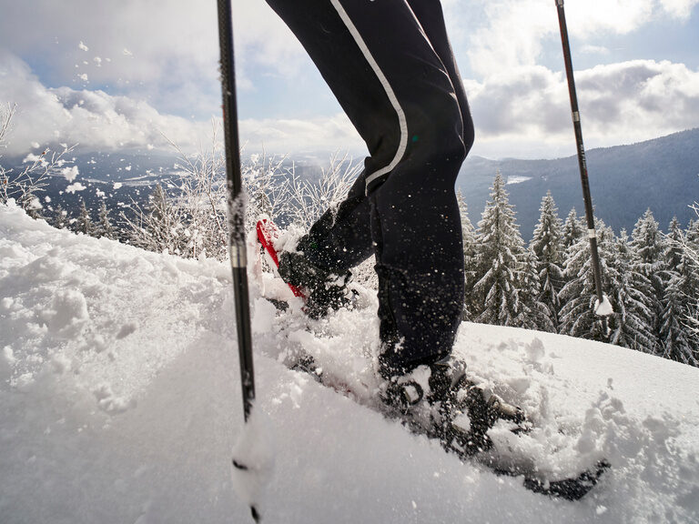 Nahaufnahme einer Schneeschuhwanderung durch tiefen Schnee im Bayerischen Wald.
