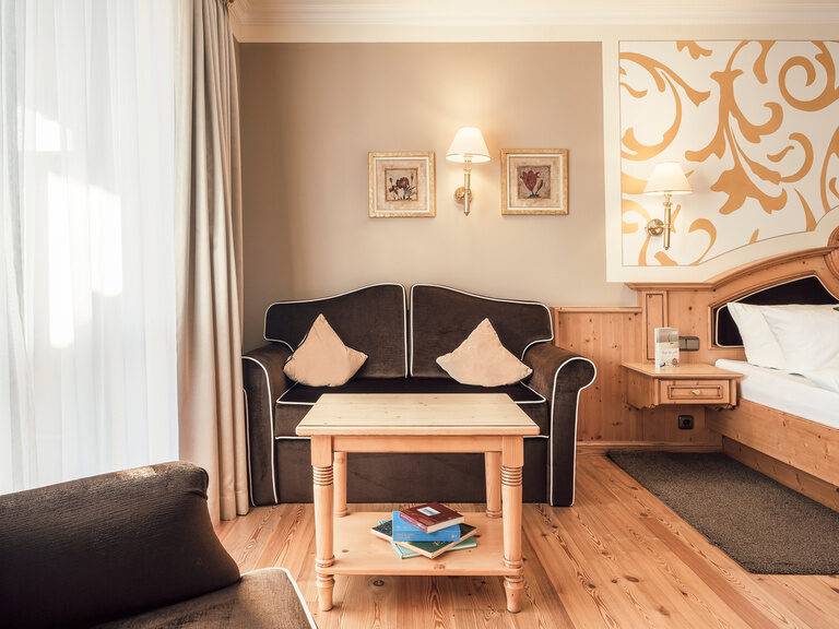 Der Sitzbereich im Doppelzimmer Landgold im Hotel Oswald Bayerischer Wald.