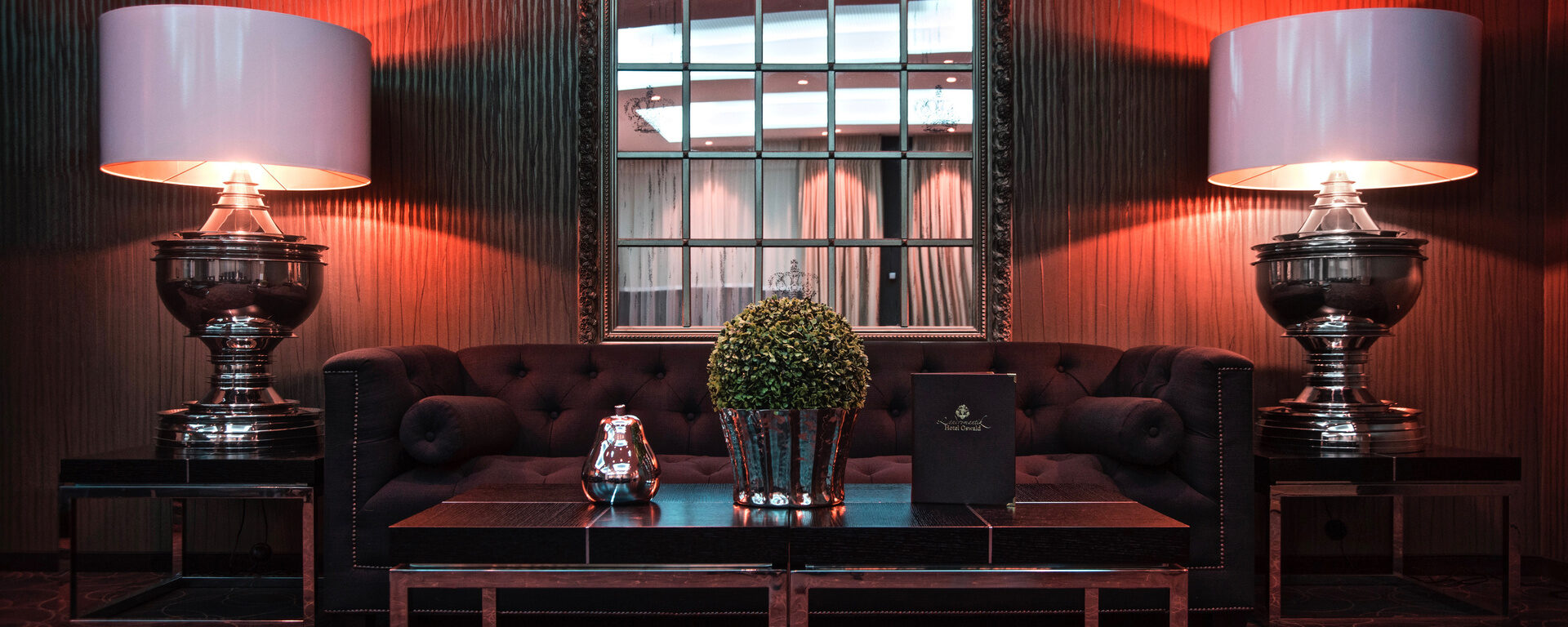 Der elegante Lounge-Bereich im Hotel Oswald kombiniert modernes Design mit stilvoller Atmosphäre für entspannte Momente.