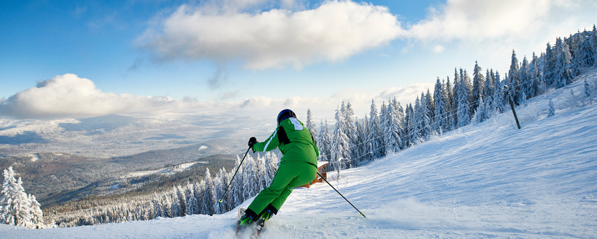 Ein Skifahrer bei der Skiabfahrt auf einer Piste im Bayerischen Wald