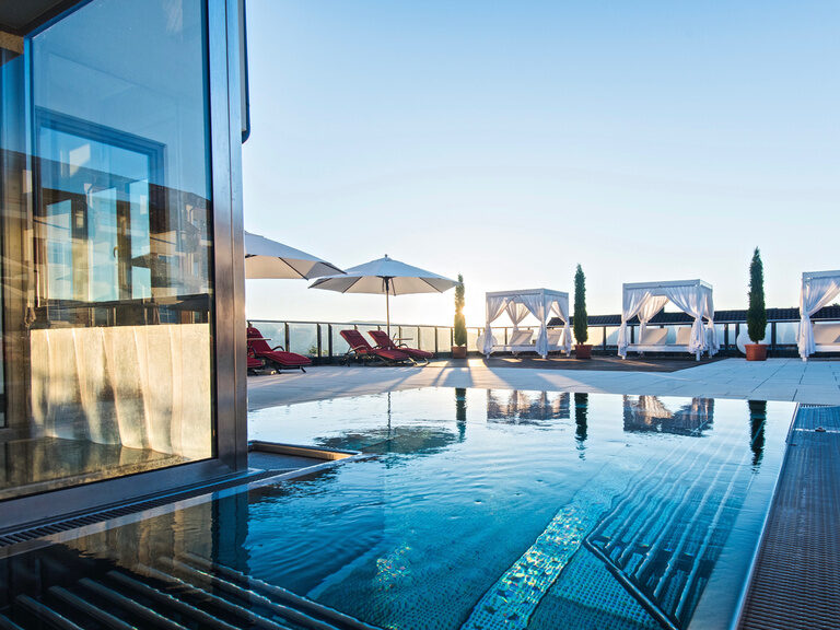 Whirlpool unter klaren Himmel mit Liegebucht im Landromantikhotel Oswald.