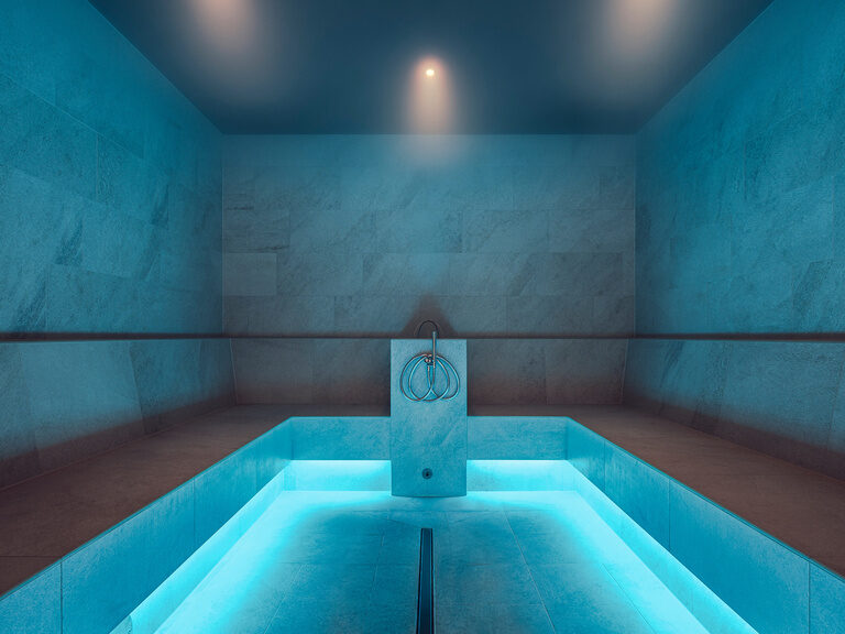 Das Solebad im Hotel Oswald mit sanfter Beleuchtung, wohltuender Salzluft und entspannender Atmosphäre für tiefgehende Regeneration im Bayerischen Wald.