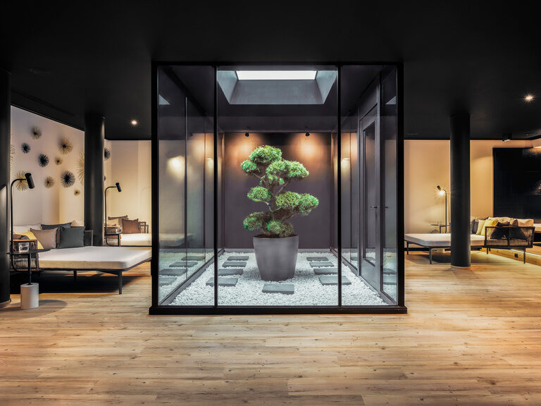 Das SPA Atrium ist ein Ruhebereich mit Zen-Garten, stilvollen Liegen und entspannender Atmosphäre im Hotel Oswald.