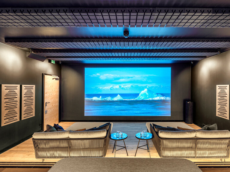 Das moderne SPA-Kino im Wellnesshotel Oswald – einzigartiges Kinoerlebnis mit Entspannungsfaktor im Bayerischen Wald.