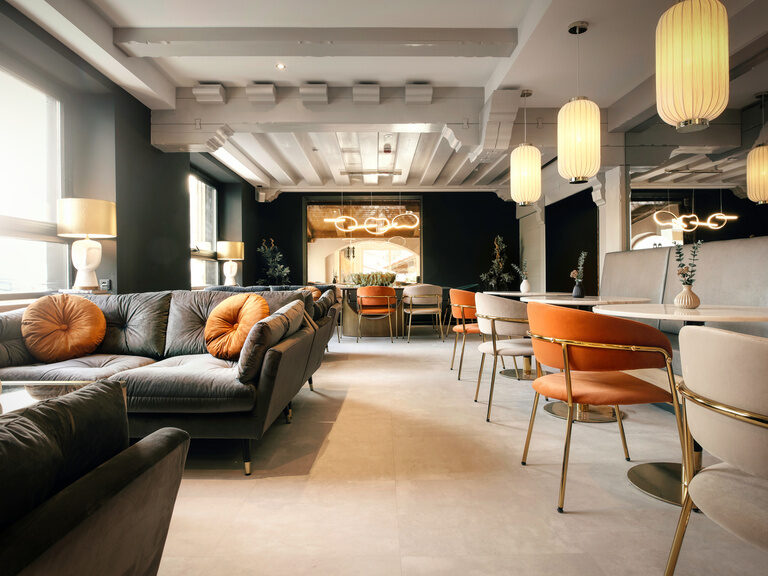 Die elegante Lounge im Hotel das Kronberg besticht durch ihr stilvolles Interieur mit warmen Farbtönen.
