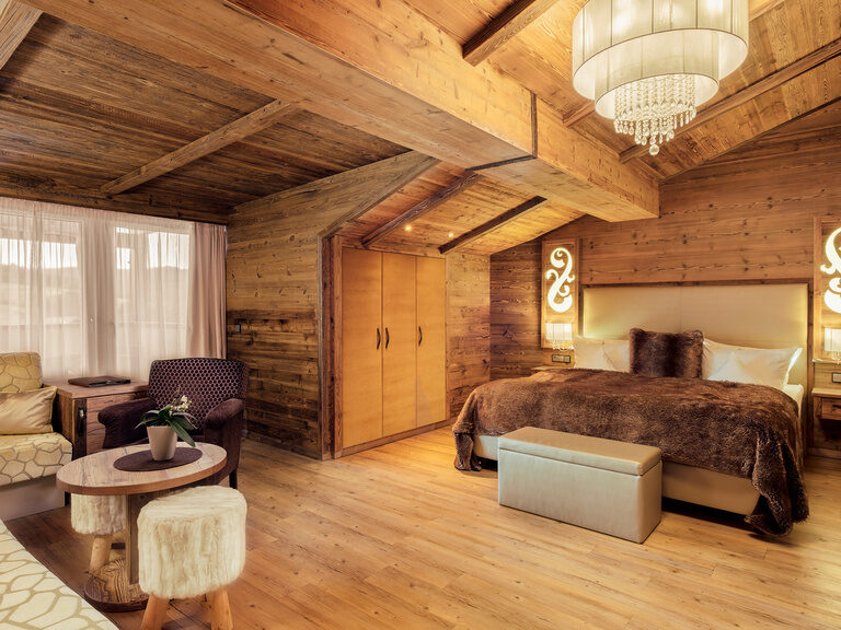 Ein Schlafzimmer im Storchennest Plus mit natürlichem Material - ideal für Wellness und Erholung.