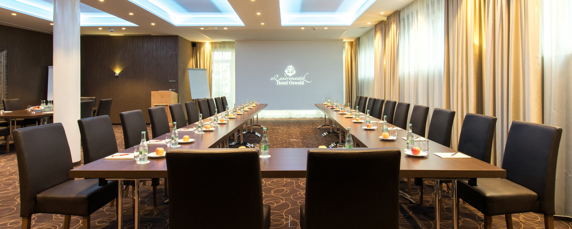 Der modern ausgestattete Tagungsraum im Hotel Oswald bietet optimale Bedingungen für Meetings, Seminare und Business-Events.