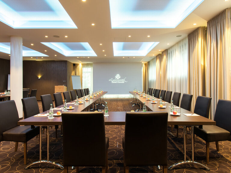 Der modern ausgestattete Tagungsraum im Hotel Oswald bietet optimale Bedingungen für Meetings, Seminare und Business-Events.