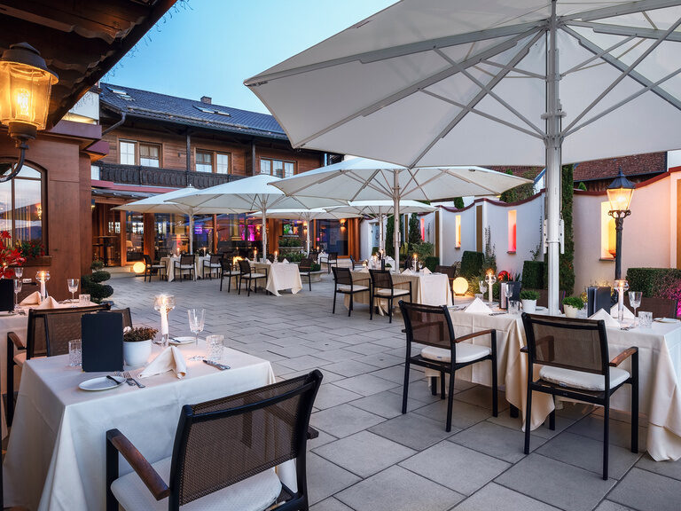 Die stilvoll gedeckte Terrasse im Hotel Oswald lädt bei schönem Wetter zum genussvollen Abendessen unter freiem Himmel ein.